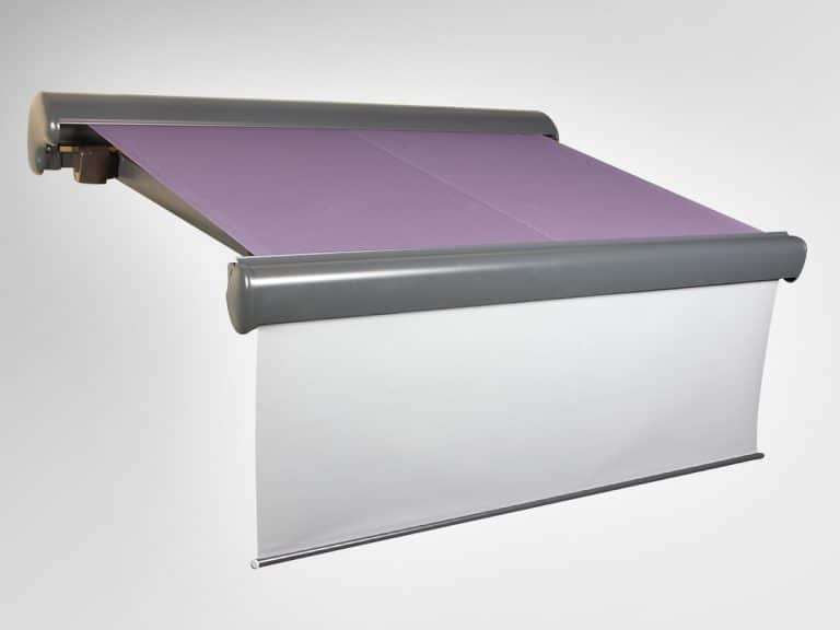 Eine Primasol Plus Markise mit ausgezogenem violettem Stoff, isoliert auf hellem Hintergrund.