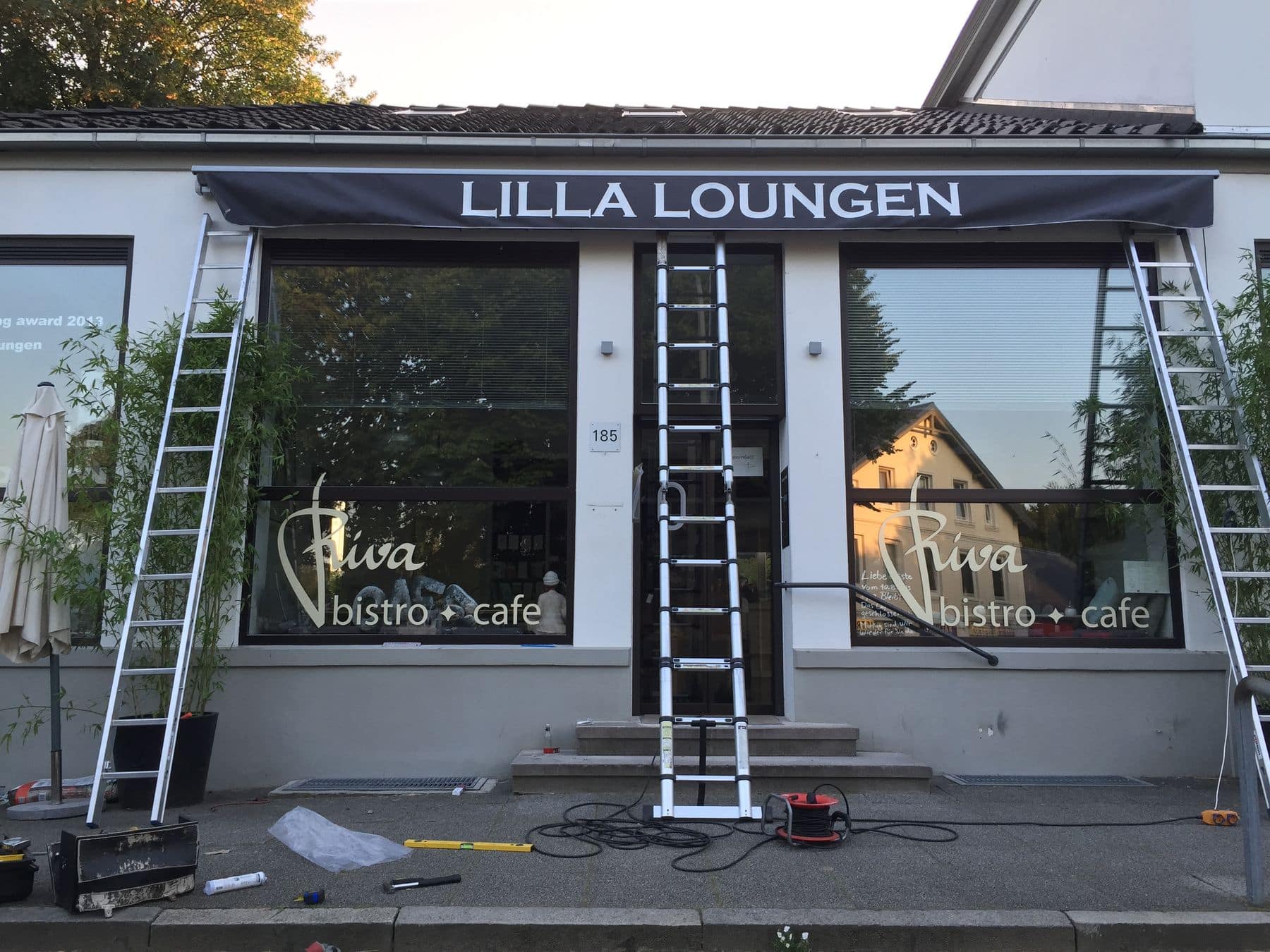 Im „Lilla Loungen Riva Bistro-Café“ laufen Installations- oder Wartungsarbeiten mit Leitern, Werkzeugen und Geräten am Boden.